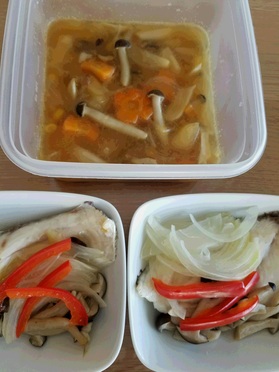 翌日分の主菜の「真鯛の蒸し煮」と汁物「野菜たっぷりスープ」