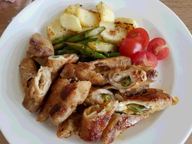 当日分の主菜の「豚肉と梅のチーズロールの照り焼き」