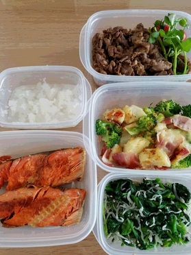 3日目分。タッパーに取り分け、冷蔵庫で保存