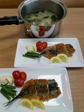 当日分の主菜の「サンマのパン粉焼」と汁物の「大根とワカメと油揚げのお味噌汁」