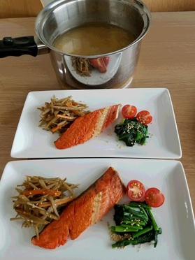 当日分の主菜の「鮭の焼魚」と汁物の「ナメコと豆腐のお味噌汁」