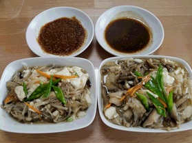 当日分の副菜の「豆腐と3種のきのこの和風あんかけ」と主菜のソース2種「バルサミコ風ソース」と「ゴマソース」