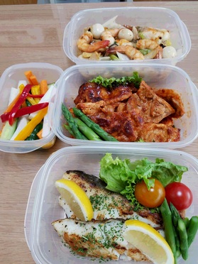 翌日分。タッパーに取り分け、冷蔵庫で保存