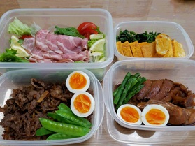 3日目分。タッパーに取り分け、冷蔵庫で保存