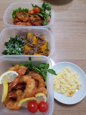 翌日分。タッパーに取り分け、冷蔵庫で保存