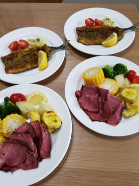 当日分の主菜の「サンマのカレー風味焼き」と副菜の「ローストビーフと温野菜盛り」