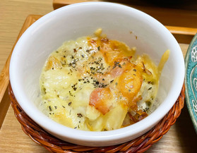 里芋の主成分はでんぷんですが、水分が多いため他の芋と比べると低エネルギーです。 里芋特有のぬめりはガラクタンという成分で、中性脂肪を減らして動脈硬化を防ぐ効果が期待できます。 また、高血圧やむくみの予防に効果があるカリウムや、糖質のエネルギー代謝に関わるビタミンB1なども含まれます。