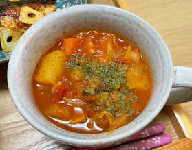 スープは野菜をたっぷり入れたミネストローネです。