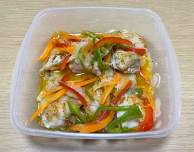 エスカベッシュは地中海料理の一種で揚げた魚や茹でた魚・肉をオイルやビネガーなどを合わせた漬け汁に漬け込んだ料理です