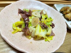 春キャベツのやわらかい食感と、ホタルイカのプリっとした食感が楽しめる一品です。