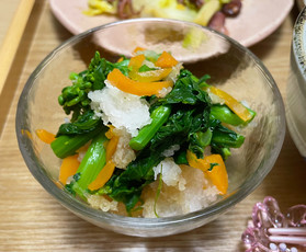 菜の花のほのかな苦味と大根おろしの甘味が感じられるさっぱりとした副菜です。