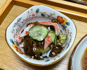 もずくの旬は4〜6月になりますが、今は一年中スーパーで手に入りますね。