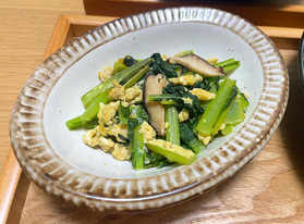 小松菜はシャキッと、卵はふわふわに仕上げました。